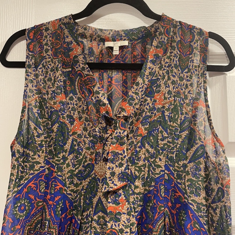 Unique print 100 % silk sleeveless top with bow detail and thin elegant pleats